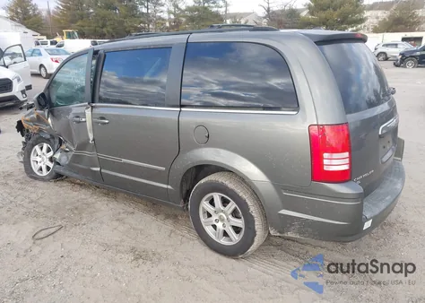 2010 Chrysler Town & Country Touring Plus z USA, uszkodzony, nr VIN 2A4RR8DX3AR320630